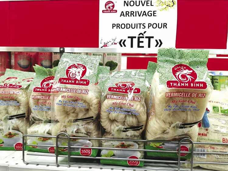 A stall selling food for the Vietnamese New Year season in France 3334 0128 anh 2 1 opt