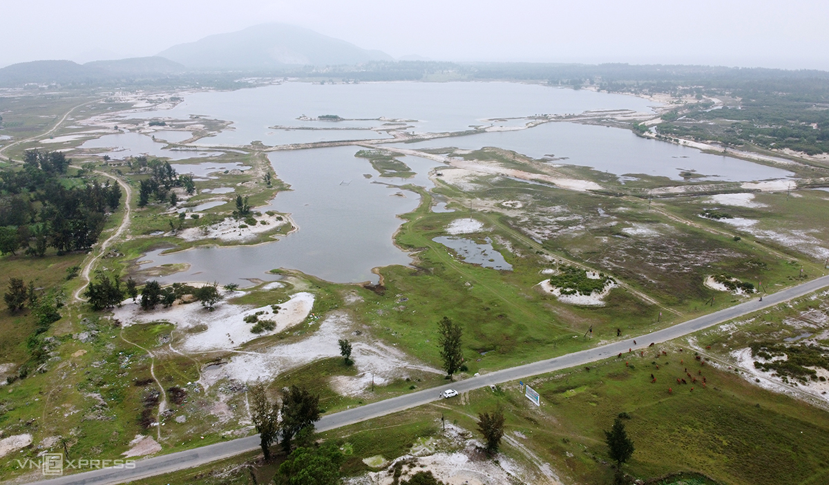 The clearance area of ore mine in Ha Tinh. Photo: Duc Hung/Vnexpress. 0451-dung-khai-thac-mo-1-1988-1616809265