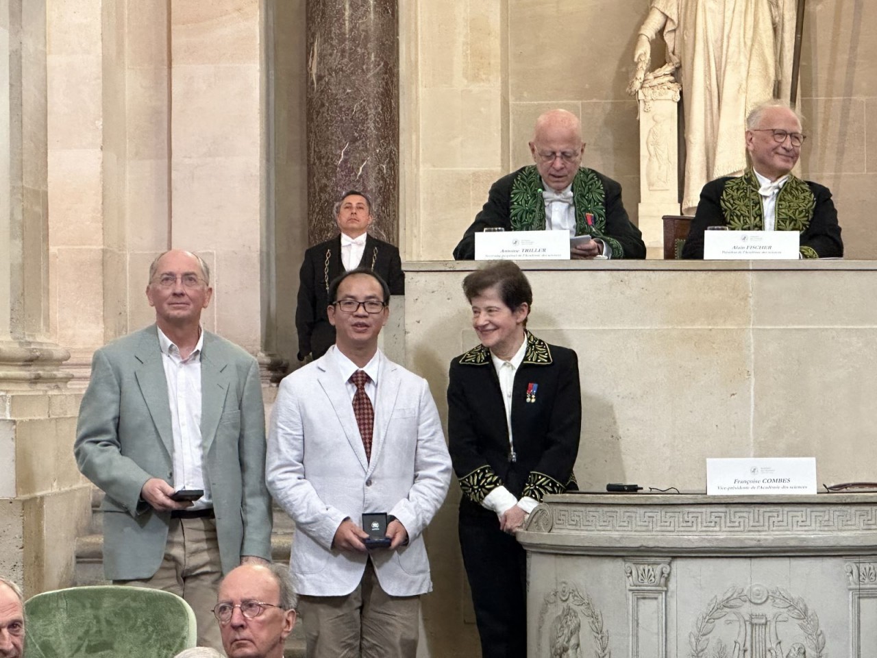 Two Vietnamese Scientists Received French Noble Awards Two Vietnamese Scientists Receive French Noble Awards