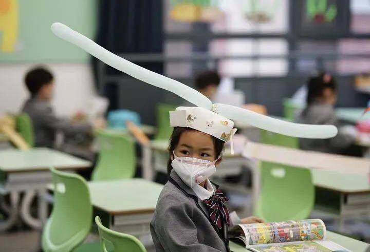 Chinese primary students return schools with self-made ‘distancing hats’ chinese primary students return schools with self made distancing hats