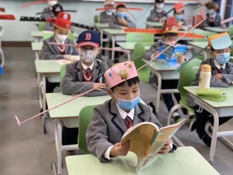 Chinese primary students return schools with self-made ‘distancing hats’ chinese primary students return schools with self made distancing hats