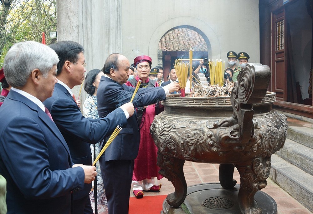 State President offers incense, pays tribute to Hung Kings State President offers incense, pays tribute to Hung Kings