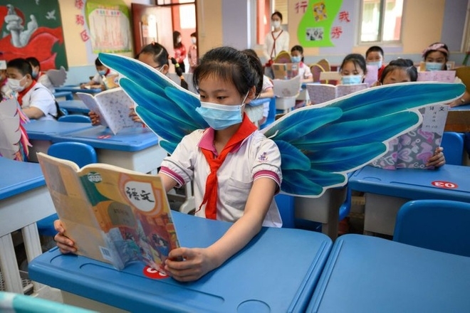 Chinese students wear adorable ‘social distancing wings’ at school chinese students wear adorable social distancing wings at school