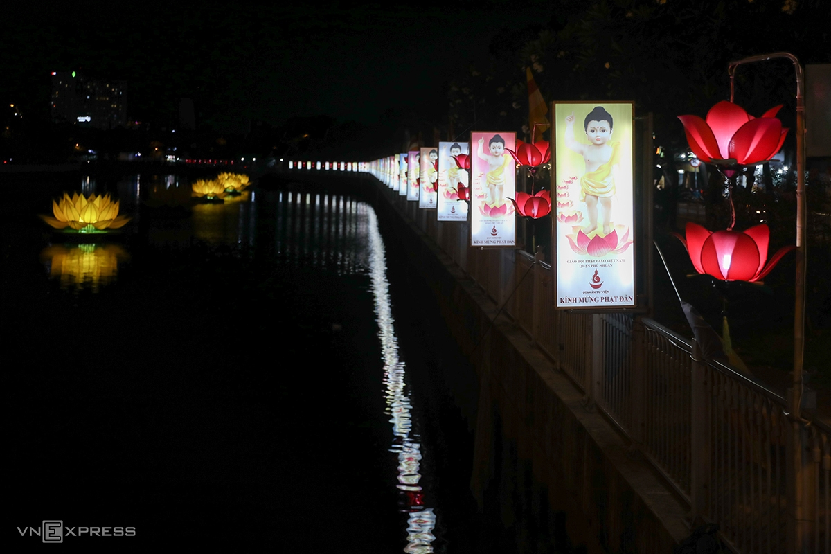 Saigon lights up as Vesak festival nears Saigon lights up as Vesak festival nears