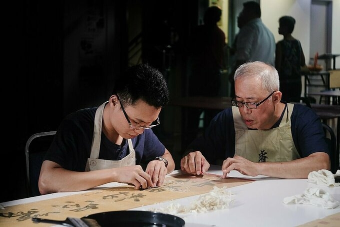 The Vietnamese ‘lifesaver’ of old books With heavily-damaged books, Phuc has to use expensive chemicals imported from foreign countries
