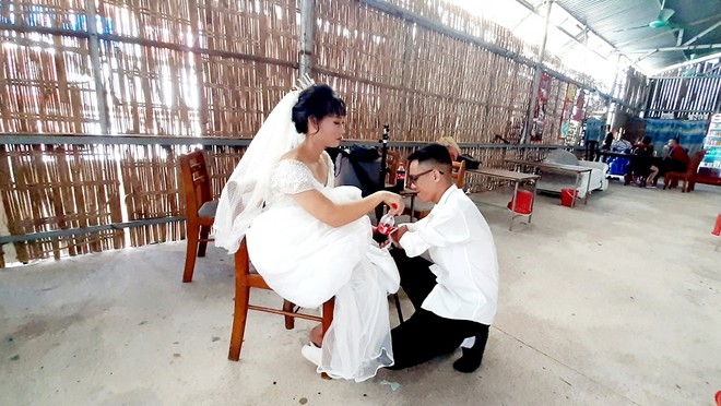Armless man rides motor over 200km every month to 'catch his wife' Khang and his fiancee before the wedding photo shoot