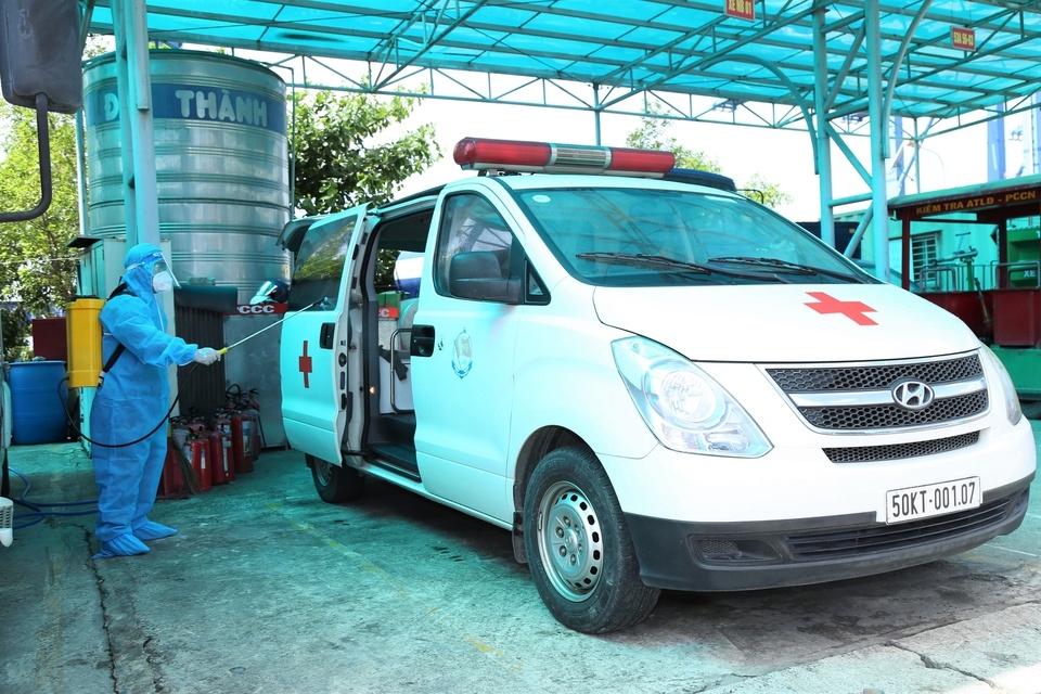 Amblulance Drivers in HCMC Brave Danger to Ferry Covid Patients