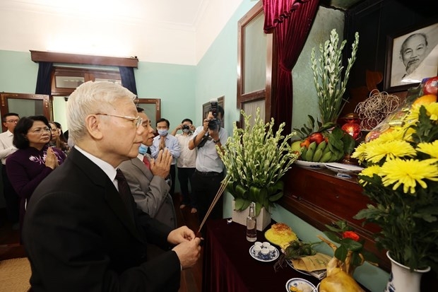 Foreign leaders congratulate Vietnam on National Day Party General Secretary and President Nguyen Phu Trong burns incense in tribute to late President Ho Chi Minh at House No 67