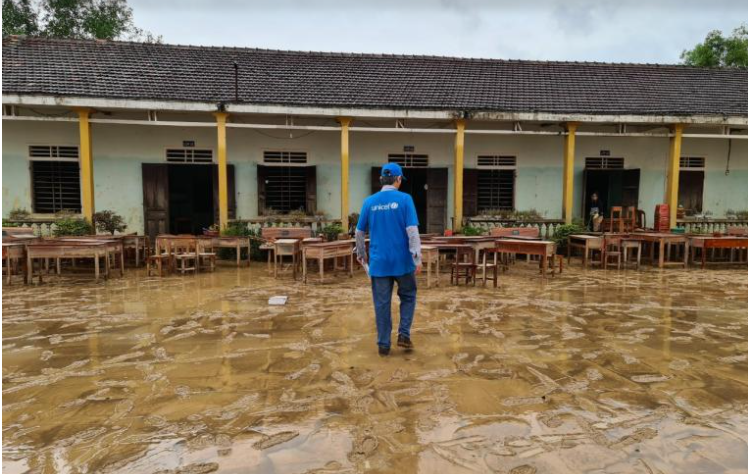 undefined Students have to stop schooling temporary due to heavy flod (Photo: UNICEF Vietnam)