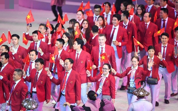 undefined The Vietnamese sports delegation march during the opening ceremony of the 30th SEA Games in the Philippines last year. (Photo: VOV)