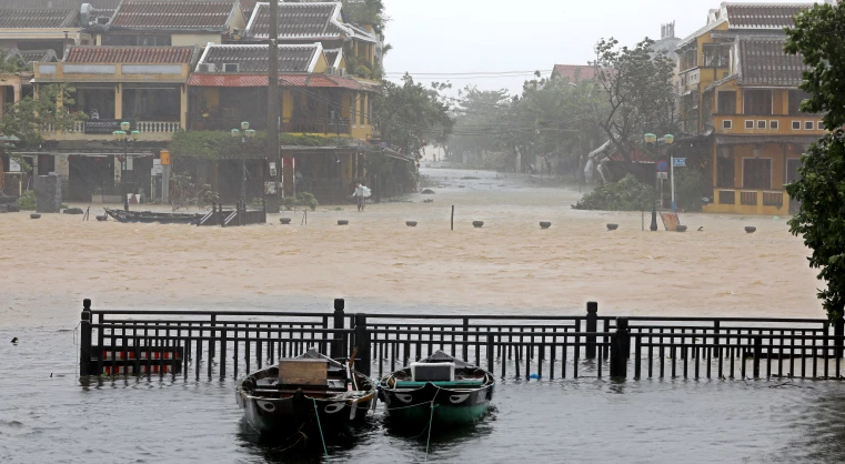 26 fishermen went missing, 2 boat sunk as typhoon Molave lashes Vietnam coast Flood in Central Vietnam: 26 fishermen went missing, 2 boats sunk