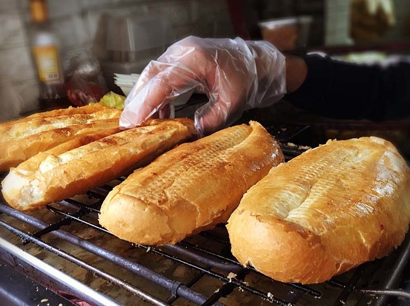 Scrumptious grilled bread with salt and chili stall in Hanoi Scrumptious grilled bread with salt and chili in Hanoi