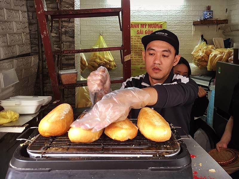 Scrumptious grilled bread with salt and chili stall in Hanoi Scrumptious grilled bread with salt and chili in Hanoi