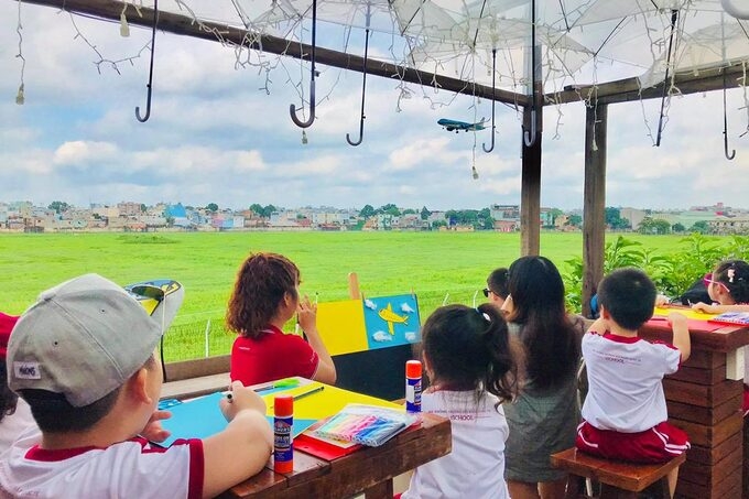 Two cafes in HCMC with spectacular plane-landing view Two cafes in HCMC with spectacular plane-landing view