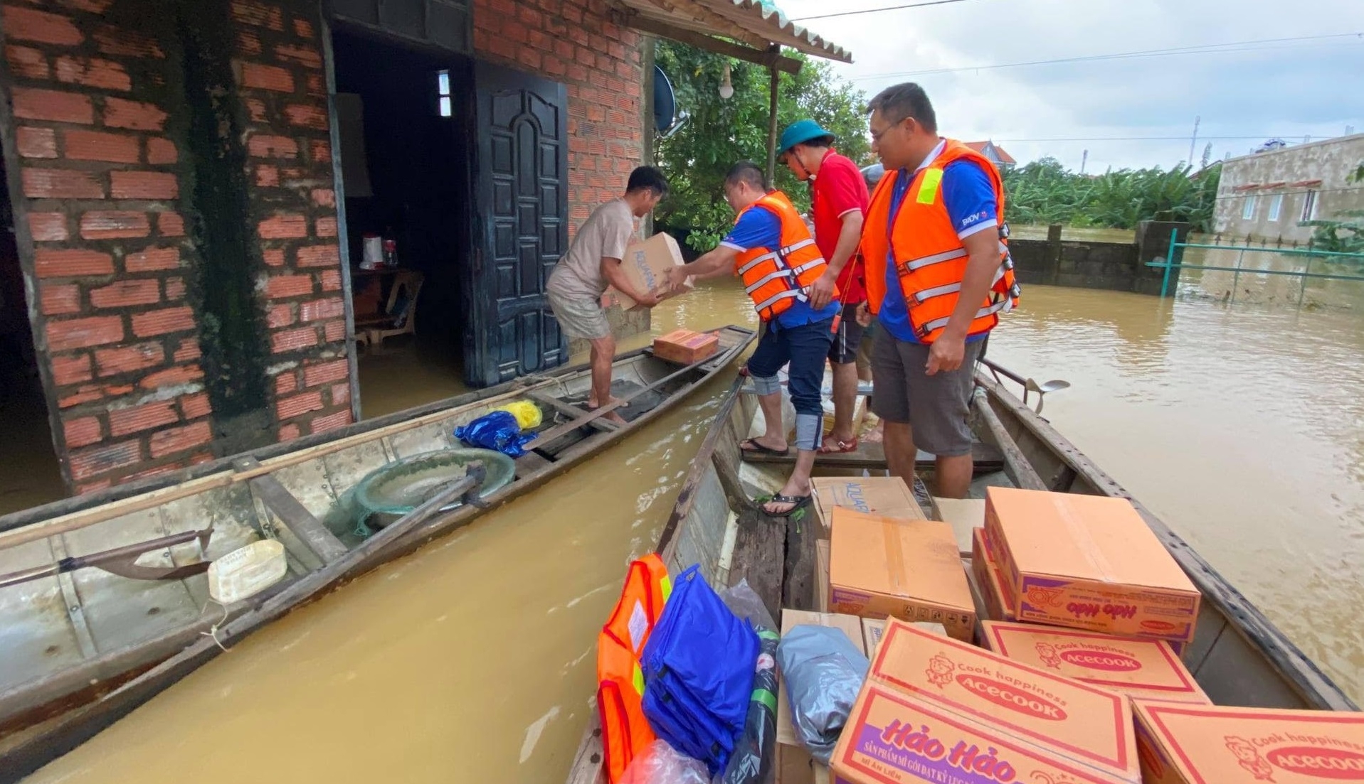 undefined Aiding team sending food to residents in flooded areas (Photo: BIDV)