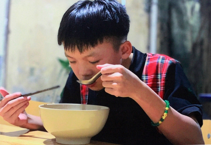 '24 hours on the streets' with street children Tai was captured as he's eating a noodle (Photo: VNE)