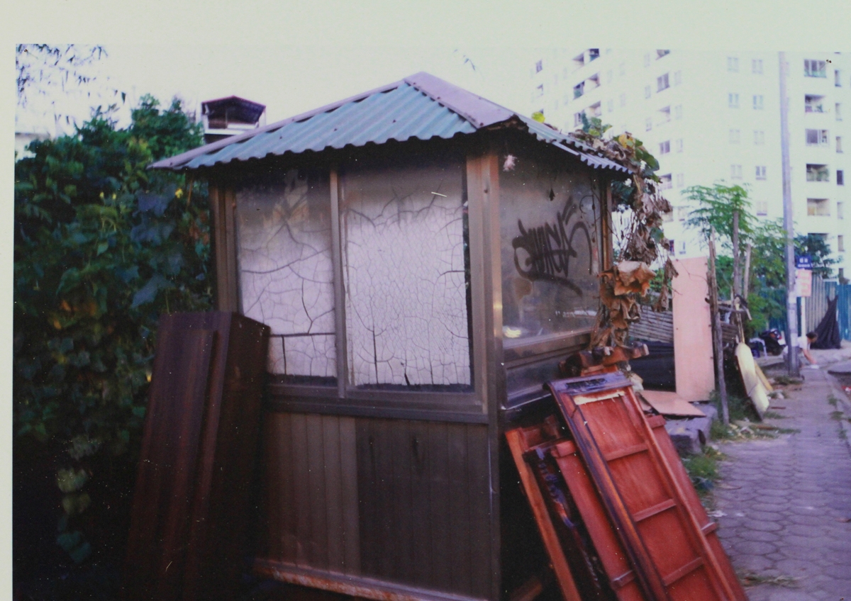 '24 hours on the streets' with street children Before adopted, this old phone booth is Trinh's everyday shelter (Photo: VNE)