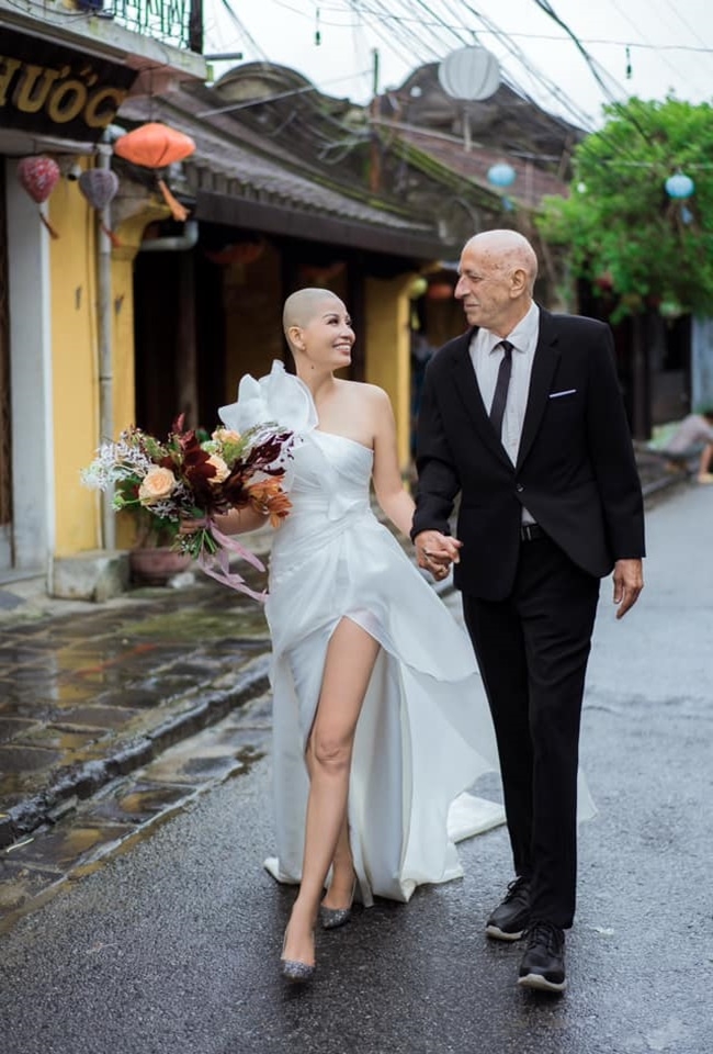 Vietnamese bride shaves head to cheer up American fiance diagnosed with cancer Vietnamese bride shaves bald to encourage her American fiance in cancer battle