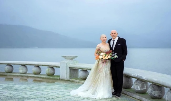 Vietnamese bride shaves head to cheer up American fiance diagnosed with cancer Thao and Robert (Photo courtesy of Le Mai Da Thao/ via Doi Song Phap Luat)