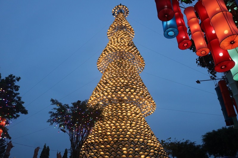 Unique Christmas tree made from thousands of conical hats in Vietnam The unique Christmas tree is made from 2,340 conical hats (Photo: PLO)