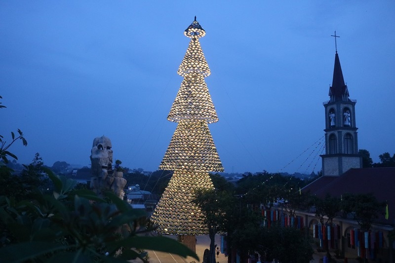 Unique Christmas tree made from thousands of conical hats in Vietnam Unique Christmas tree made from thousands of conical hats in Vietnam