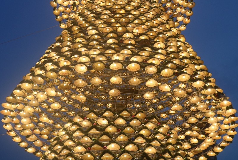 Unique Christmas tree made from thousands of conical hats in Vietnam Each conical hat is tagged with a small light bulb and one bauble (Photo: PLO)