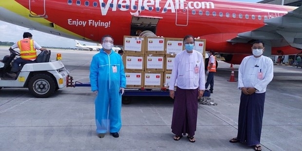 undefined The batch of face masks was handed over to the Mandalay regional government at Yangon International Airport on Saturday (Photo: VNA)