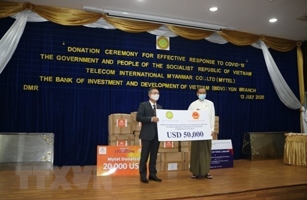 Vietnam sent another batch of 35,000 face masks to Myanmar Vietnam Ambassador to Myanmar Ly Quoc Tuan on July 13 presented the fund to Prof. Dr. Zaw Than Htun, head of the Myanmar ministry’s Department of Medical Research. (Photo: VNA)