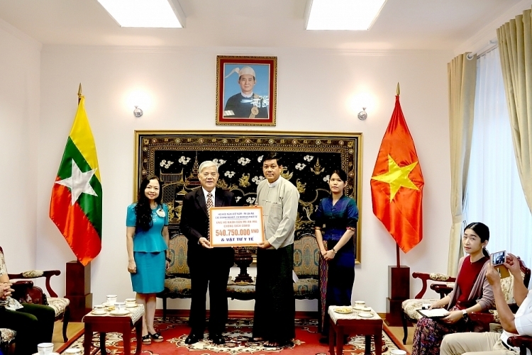 Vietnam sent another batch of 35,000 face masks to Myanmar The money and equipment was donated by organisations, businesses and individuals through a donation campaign launched by the Vietnam-Myanmar Friendship Association. (Photo: VNT)
