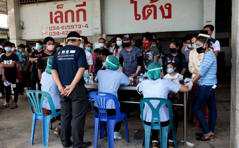 Thailand to test thousands after shirmp market COVID-19 outbreak People queue to get tested for the COVID-19 coronavirus at a seafood market in Samut Sakhon on December 19, 2020 after some cases of local infections were detected and linked to a vendor at the market. (Photo: AFP)