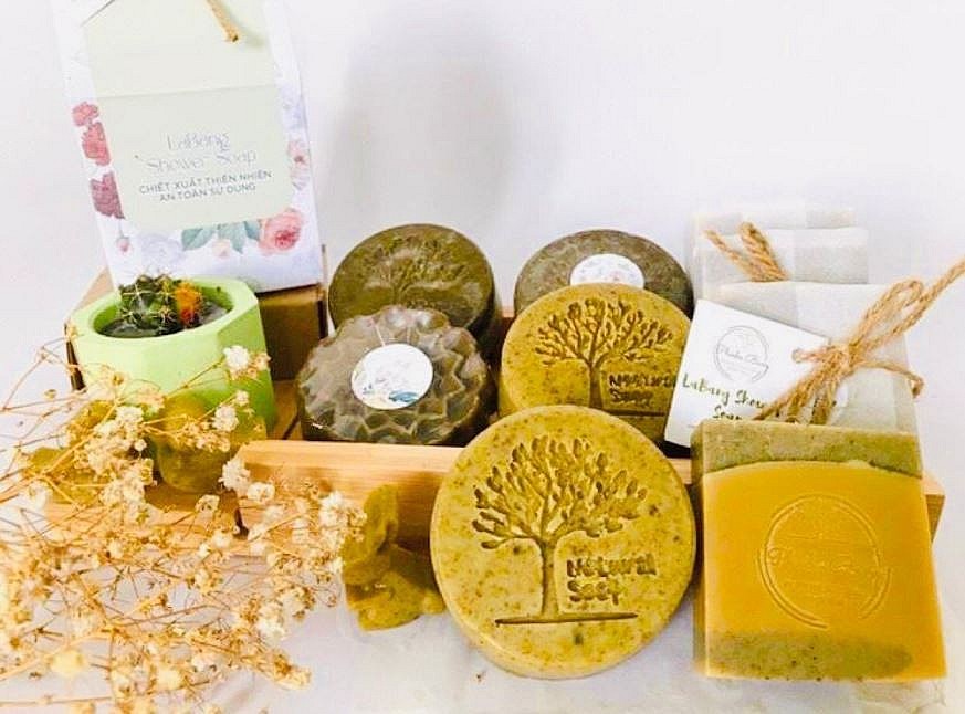 Vietnamese Students Start Up Uses Soap from Almond Leaves Vietnamese Students Start Up Uses Soap from Almond Leaves