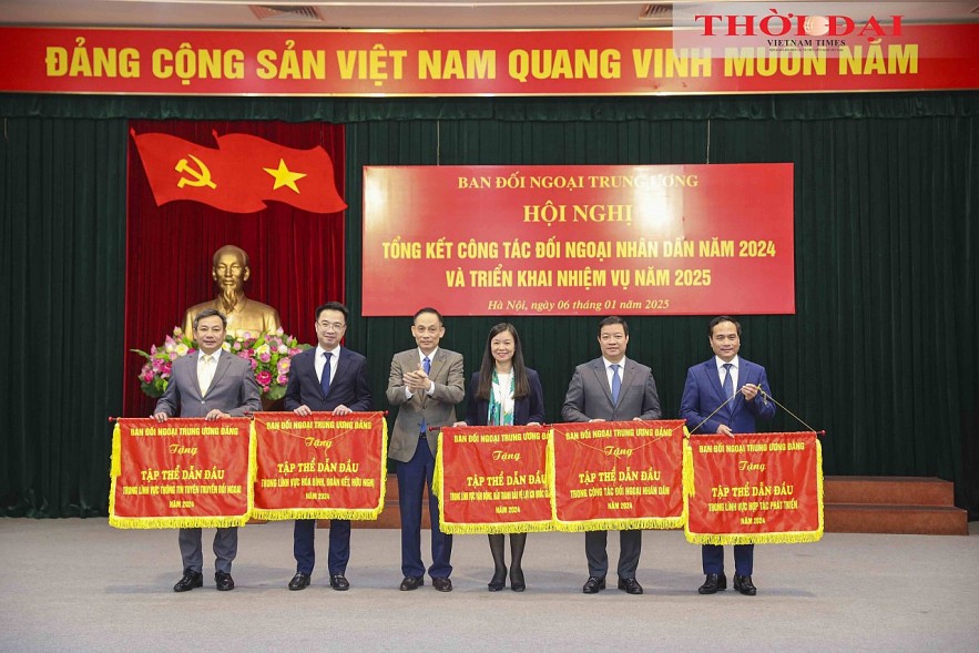 Le Hoai Trung presents the Emulation Flag to the leading collectives in people's diplomacy in 2024. Photo: Dinh Hoa Le Hoai Trung presents the Emulation Flag to the leading collectives in people's diplomacy in 2024. Photo: Dinh Hoa