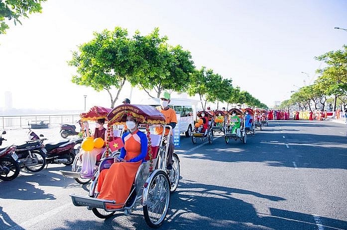 Women in Da Nang Parade in Ao Dai, Welcoming Month of Women Women in Da Nang Parade in Ao Dai, Welcoming Month of Women