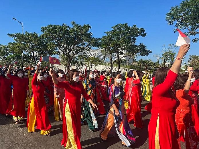 Women in Da Nang Parade in Ao Dai, Welcoming Month of Women Women in Da Nang Parade in Ao Dai, Welcoming Month of Women