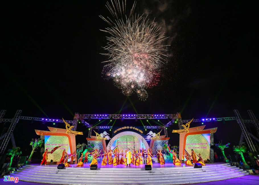 Brilliant fireworks on Hung Kings' commemorate day Brilliant fireworks on Hung Kings' commemorate day