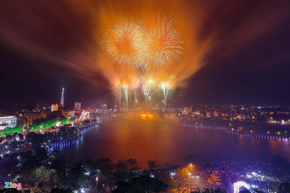 Brilliant fireworks on Hung Kings' commemorate day Brilliant fireworks on Hung Kings' commemorate day