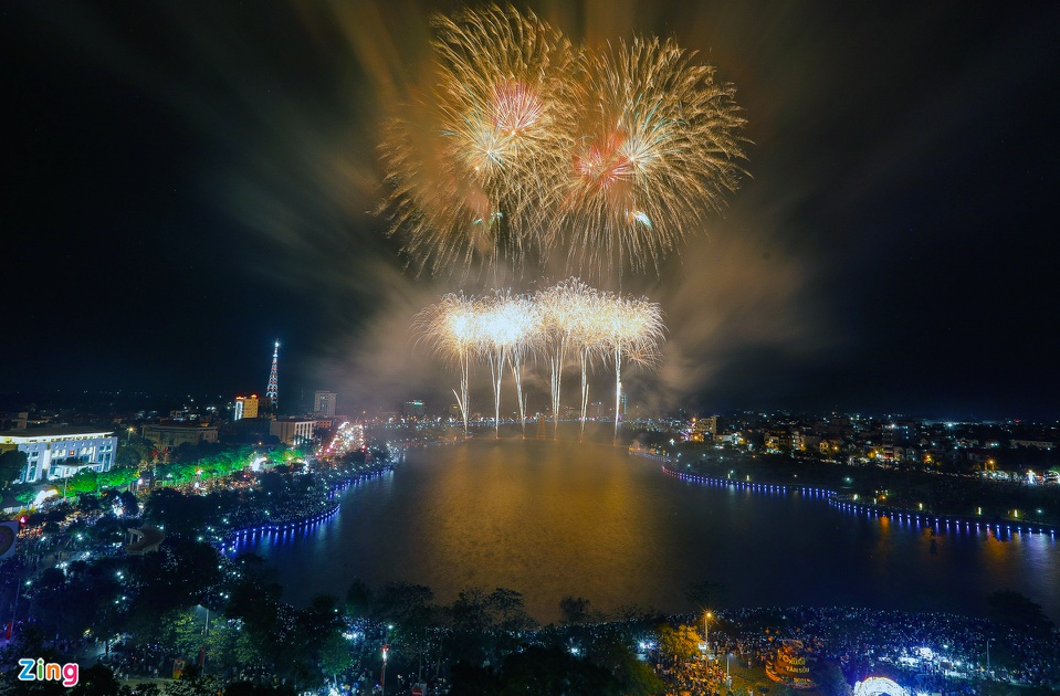 Brilliant fireworks on Hung Kings' commemorate day Brilliant fireworks on Hung Kings' commemorate day