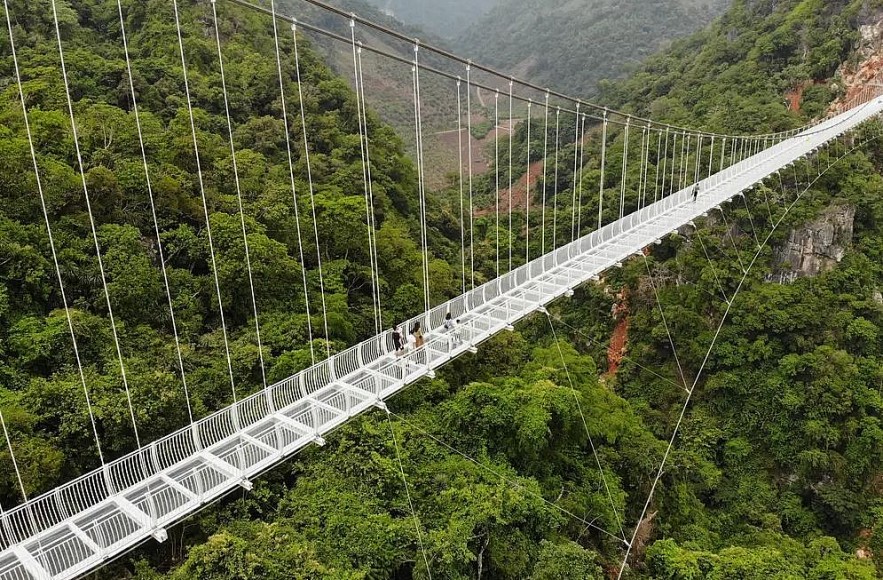 New Walking Glass Bridge in Vietnam Featured by CNN New Walking Glass Bridge in Vietnam Featured by CNN