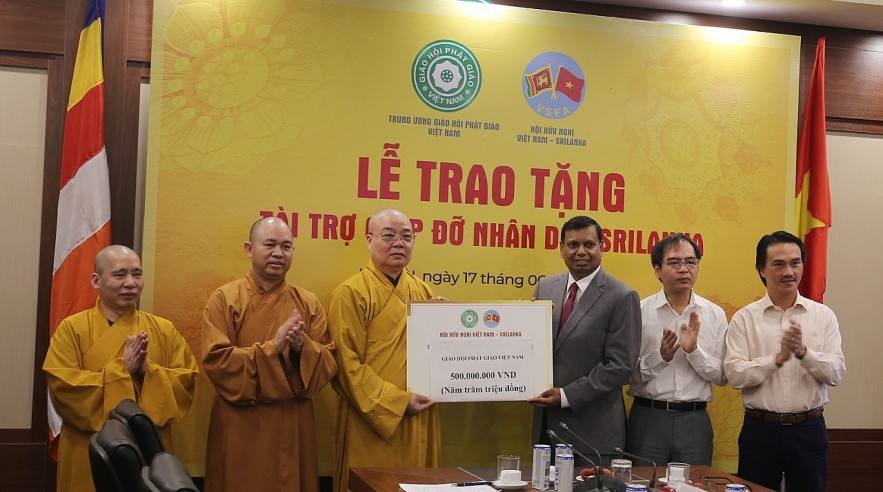 Buddhist Sangha and Vietnam-Sri Lanka Friendship Association Give Gifts to Sri Lankans Buddhist Sangha and Vietnam-Sri Lanka Friendship Association Give Gifts to Sri Lankans
