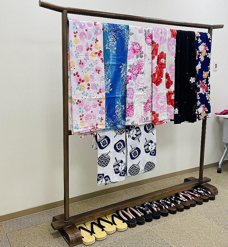 The Yukata and wooden clogs are displayed at the experience event. (Photo: Thu Phuong) The Yukata and wooden clogs are displayed at the experience event. (Photo: Thu Phuong)