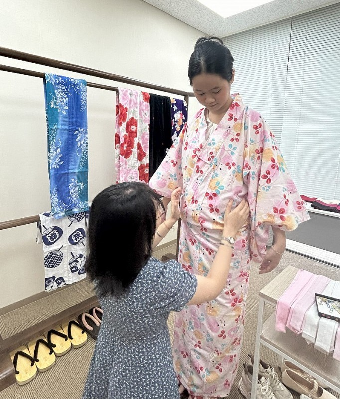 Staff at the Japanese Cultural Information Center guide visitors on how to wear Yukata. (Photo: Bach Duong) Staff at the Japanese Cultural Information Center guide visitors on how to wear Yukata. (Photo: Bach Duong)