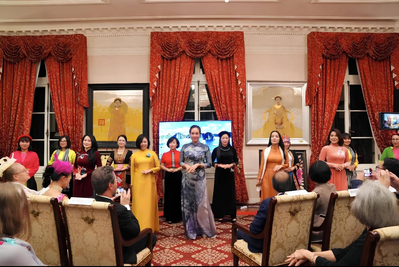 A performance of colorful traditional costumes of the northern mountainous peoples, Ba Ba Ao Dai, Four-Piece Ao Dai and Ao Dai set to the rhythm of Vietnamese music.