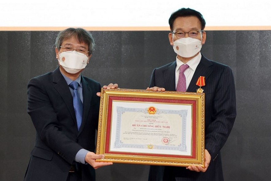 Friendship Order Granted to Former Honorary Consul General of Vietnam in Gwangju-Jeonnam Friendship Order Granted to Former Honorary Consul General of Vietnam in Gwangju-Jeonnam