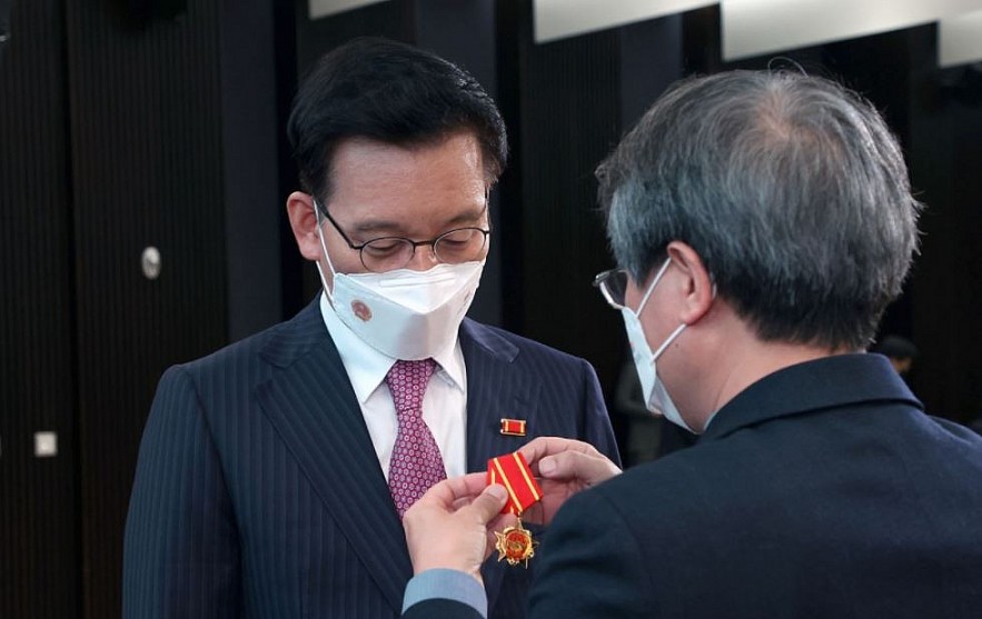 Friendship Order Granted to Former Honorary Consul General of Vietnam in Gwangju-Jeonnam Friendship Order Granted to Former Honorary Consul General of Vietnam in Gwangju-Jeonnam