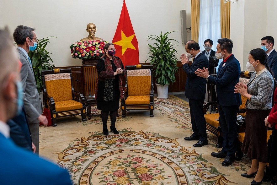 Vietnam Supports the U.S Overcoming the Consequences of Hurricanes Vietnam Supports the U.S Overcoming the Consequences of Hurricanes