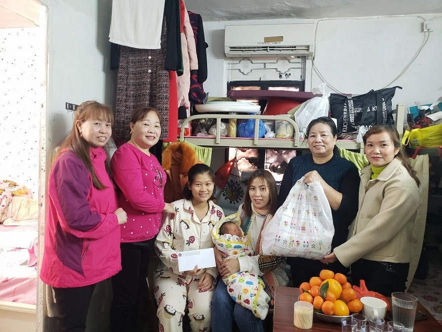 Giving gifts to children who have difficulties. Giving gifts to children who have difficulties.