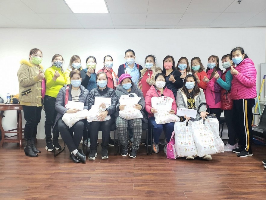 Giving gifts to Vietnamese people in difficulty. Photo: VietnamTimes Giving gifts to Vietnamese people in difficulty. Photo: VietnamTimes
