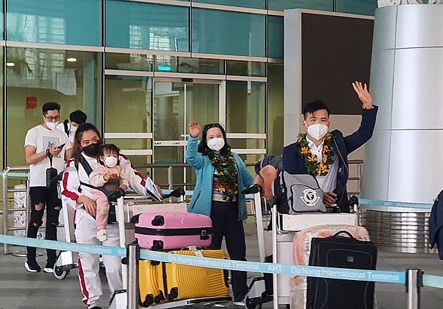South Korean tourists arrive at Đà Nẵng International Airport in November as part of Việt Nam's pilot international tourism resumption programme. — VNA/VNS Photo South Korean tourists arrive at Đà Nẵng International Airport in November as part of Việt Nam's pilot international tourism resumption programme. — VNA/VNS Photo