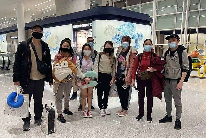 In South Korea, a group of Vietnamese returnees waits to catch an aircraft to Cambodia on their way back to Vietnam. They arrived home safely on December 7, 2021, after finishing their quarantine obligations. VnExpress took the photo. In South Korea, a group of Vietnamese returnees waits to catch an aircraft to Cambodia on their way back to Vietnam. They arrived home safely on December 7, 2021, after finishing their quarantine obligations. VnExpress took the photo.