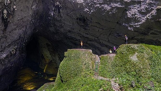The Son Doong Cave Expedition is considered difficult (highest level), requiring visitors to be physically active with regular trekking experience. Photo VNA The Son Doong Cave Expedition is considered difficult (highest level), requiring visitors to be physically active with regular trekking experience. Photo VNA